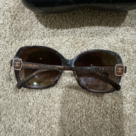 Chanel 5174 c.1204/3B Oversized Tortoise Shell
Brown Sunglasses + Case - Picture 5 of 12